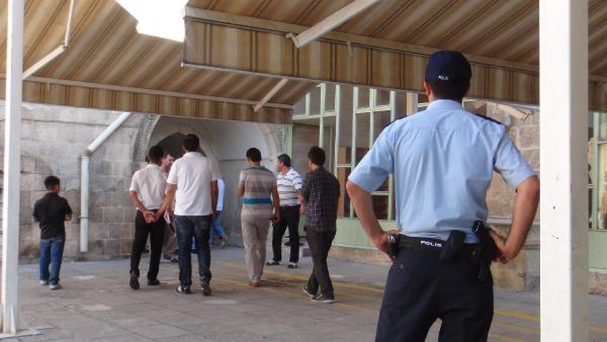 Evine Giren Hırsızı Tabancayla Kovaladı, Gözaltına Alındı