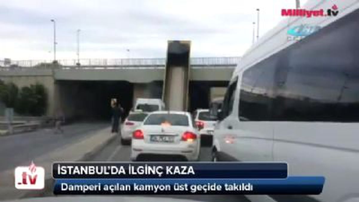 Kamyonun Damperi Üst Geçide Takıldı
