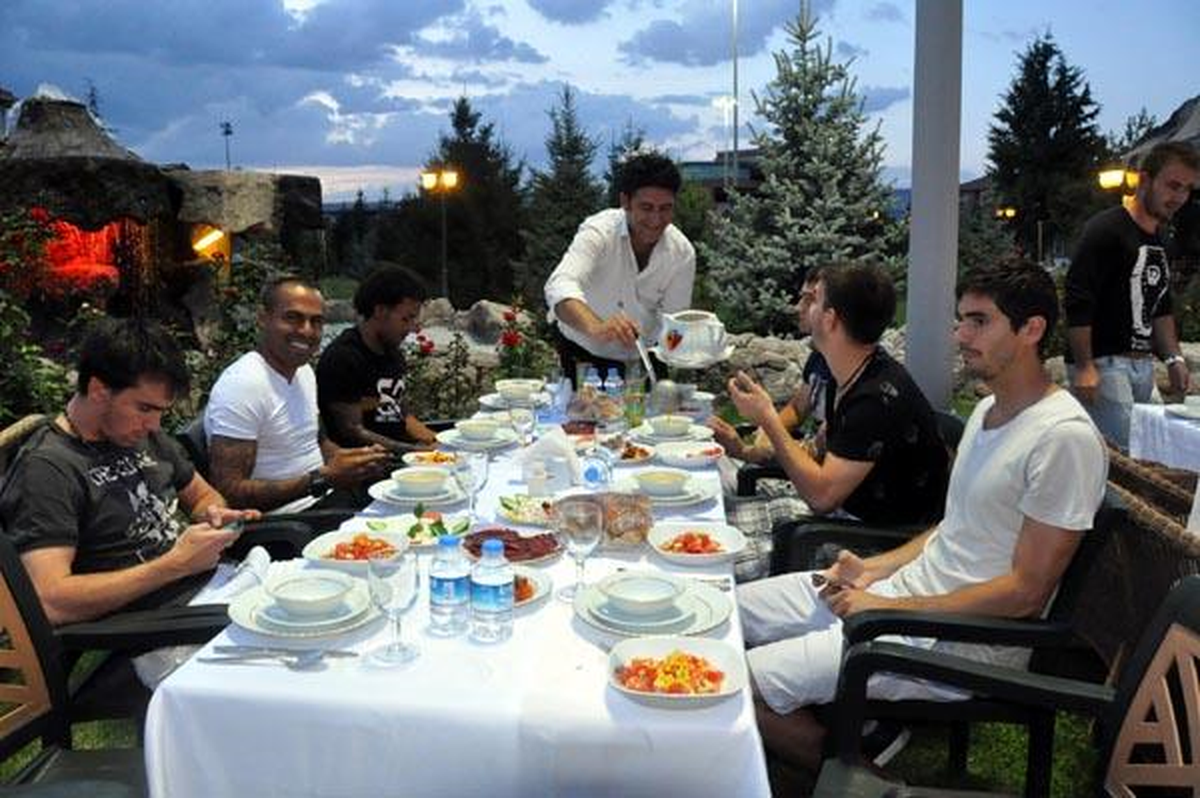 Kayserıspor Yönetiminden Moral Yemeği