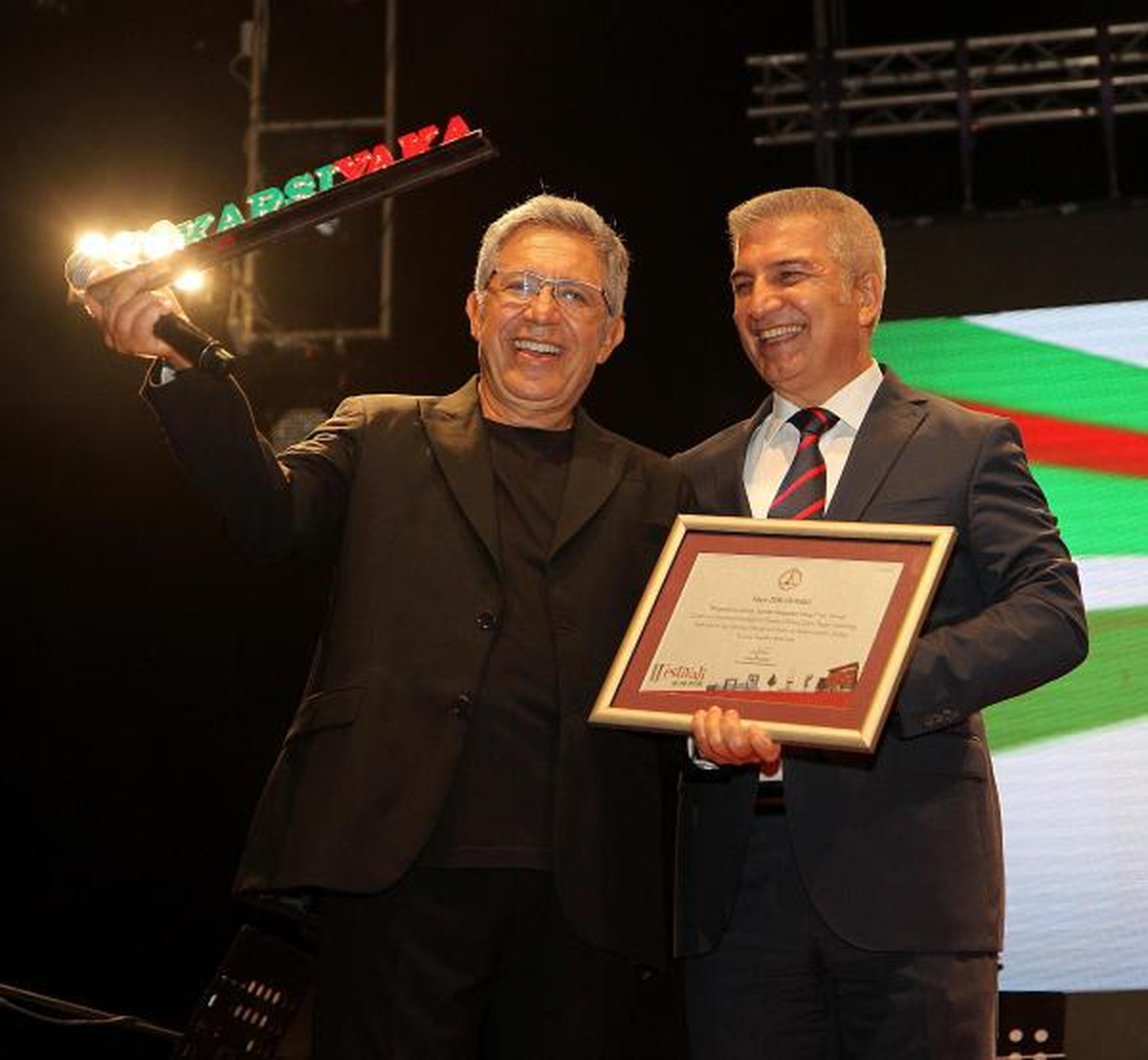 Livaneli İzmir\'de 80 Bin Kişiye Şarkı Söyledi