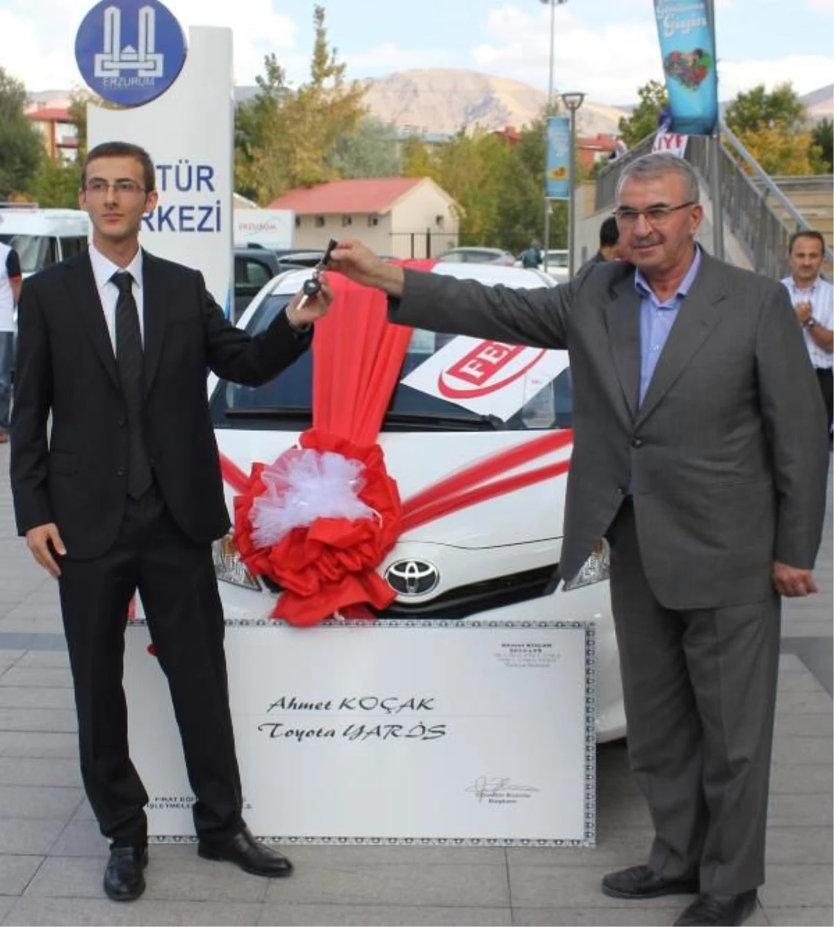 LYS\'de Türkiye birincisi olan Koçak\'a otomobil verildi ERZURUM