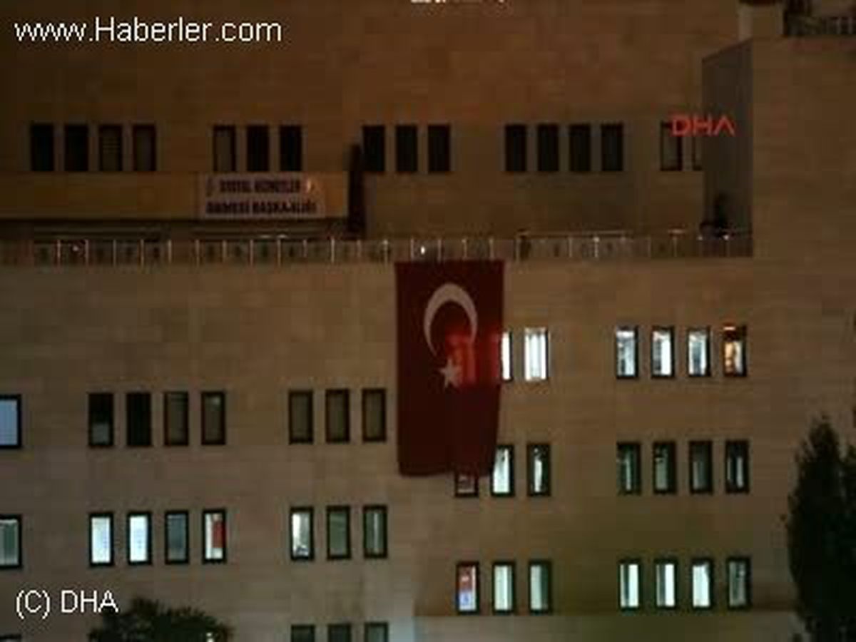 Mermi İzinin Üzerine Türk Bayrağı Asıldı
