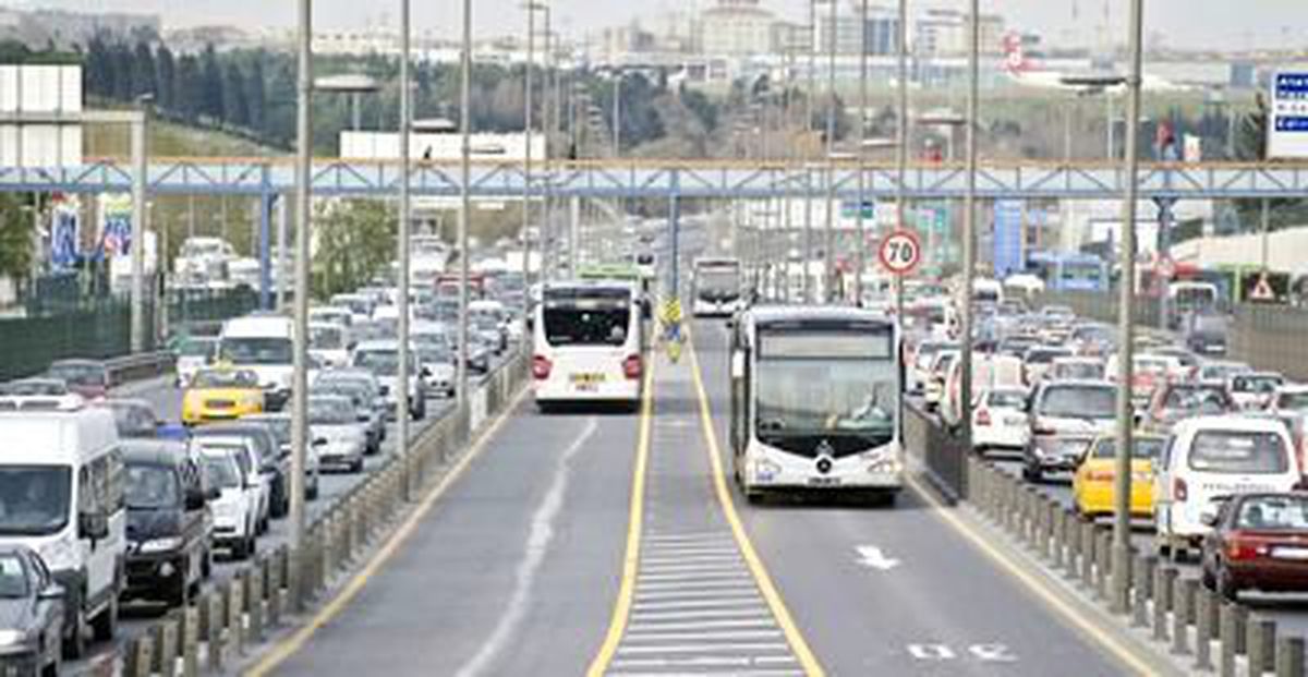 Metrobüs Şoförü Aracı Dirsekleri ile Sürdü