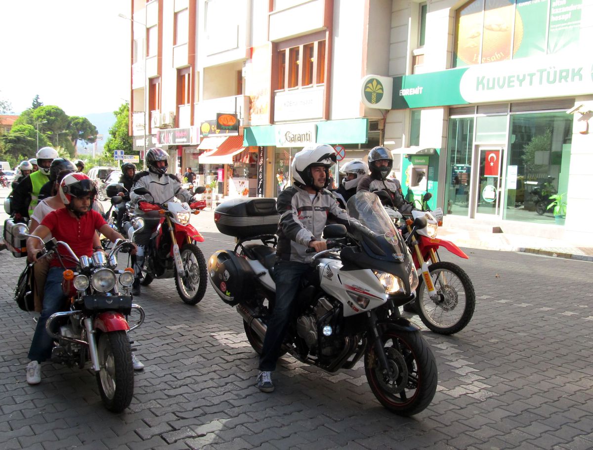 Motosiklet Tutkunları Edremit\'te Buluştu