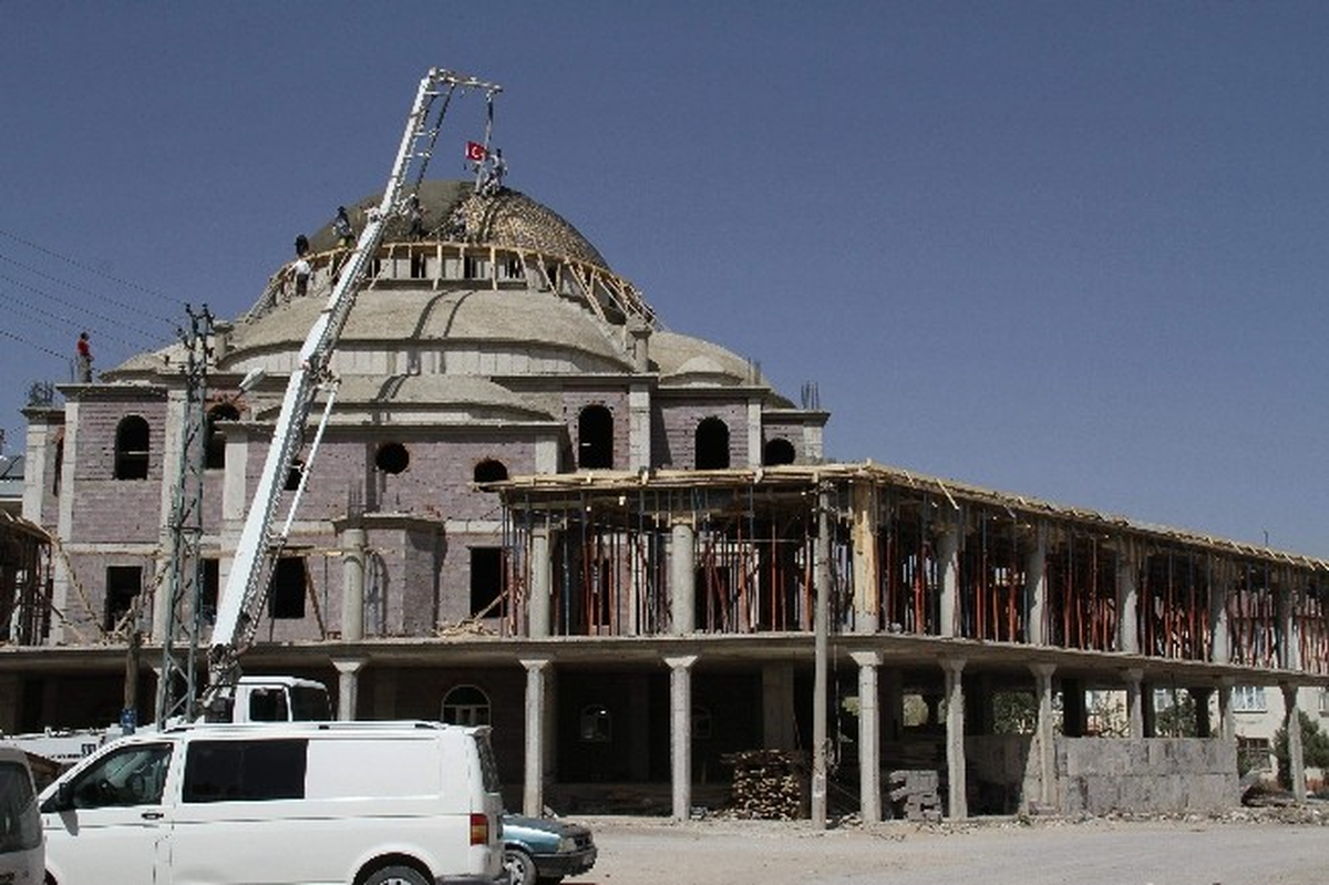 Muradiye Merkez Camii\'in Kubbe Betonu Döküldü