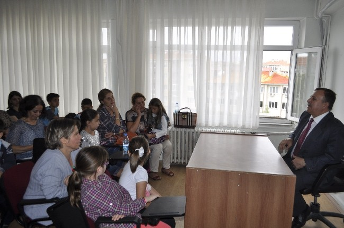 Öğretmen Olmadığını İddia Eden Veliler, Lüleburgaz İlçe Milli Eğitime Yürüdü