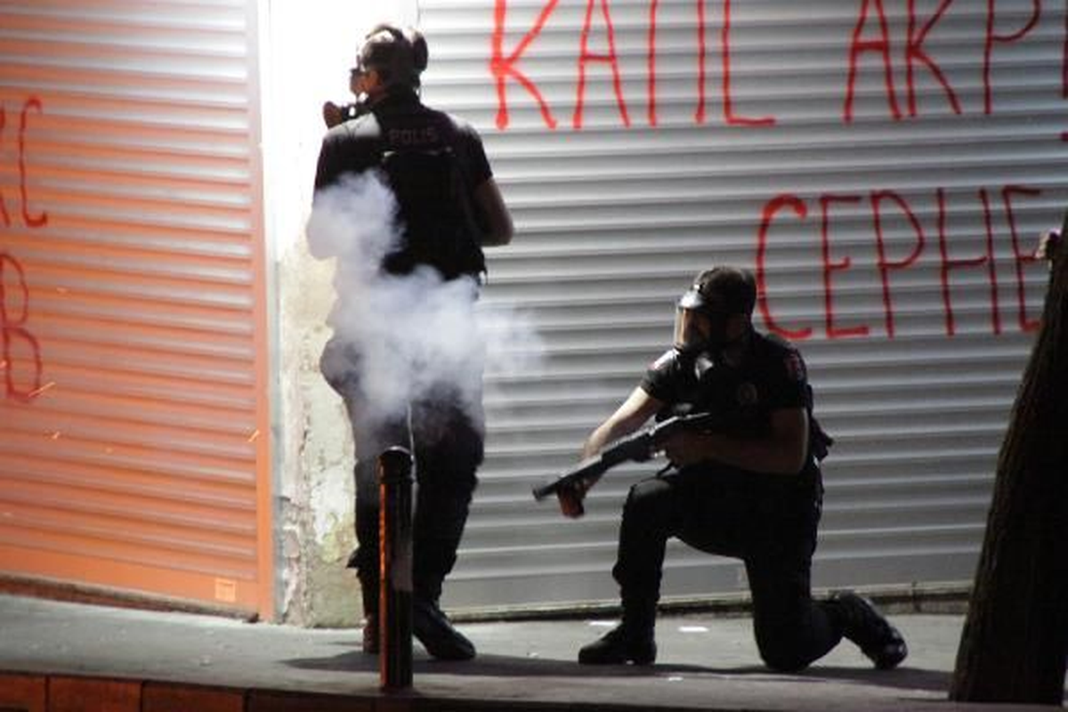 Okmeydanı\'nda İzinsiz Gösteri Yapan Grup Polisle Çatıştı