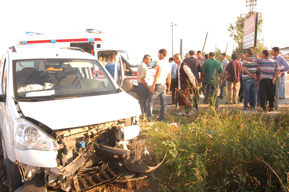 Kaza Yapan Otomobilden İçki Şişeleri Yola Fırladı