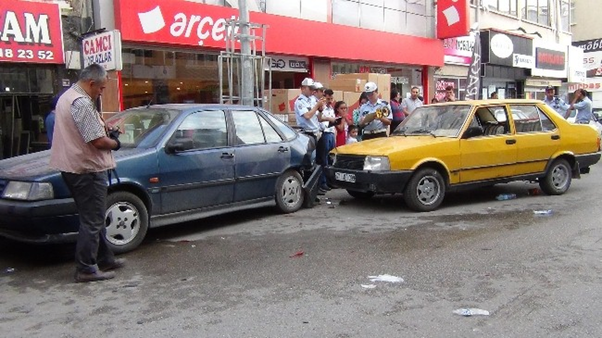 Otomobilin Çarptığı 2 Yaya Yaralandı