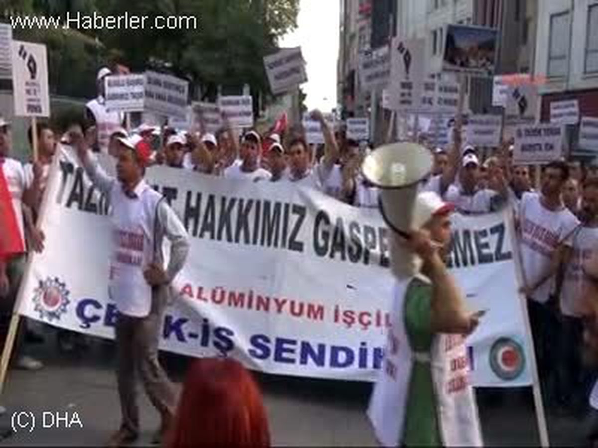 Beyoğlu\'nda İşçi-Polis Gerginliği
