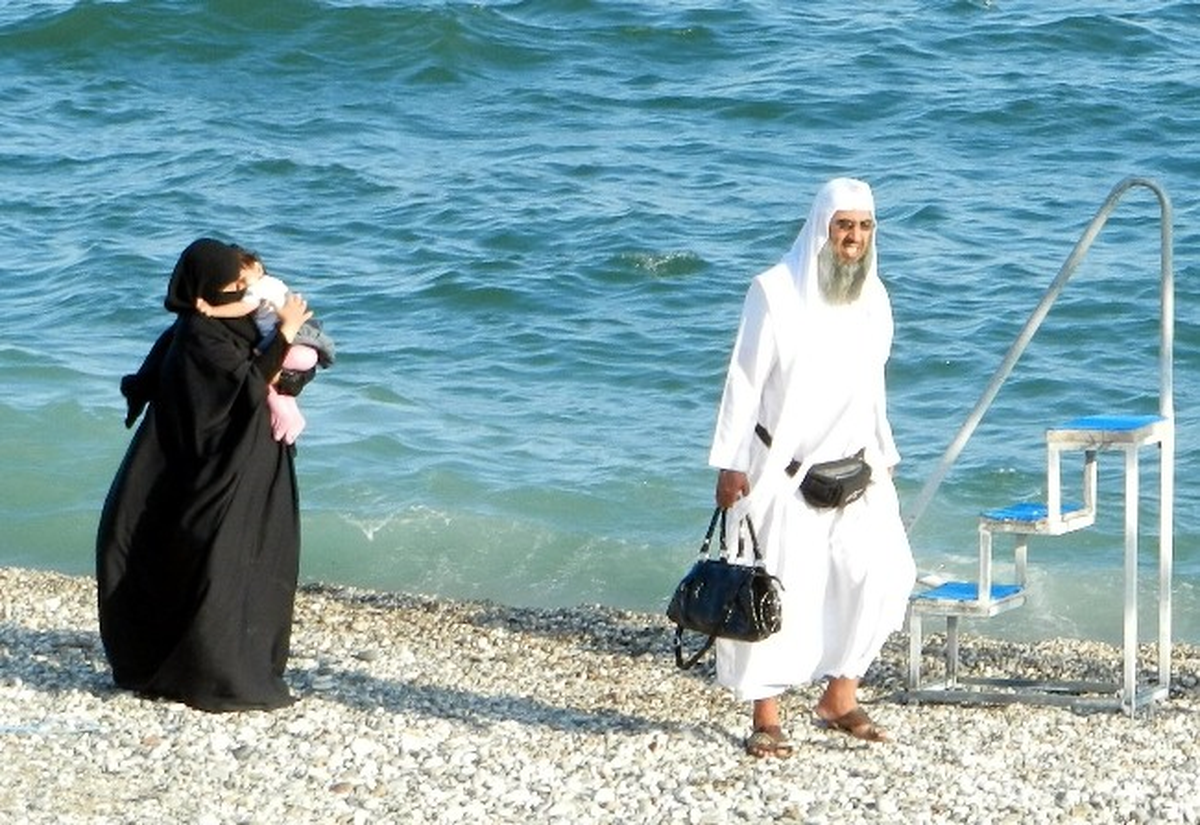 Sahiller Arap Turistlere Kaldı