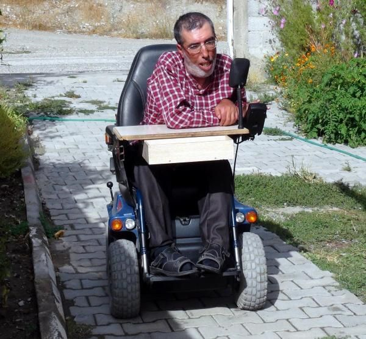 Tek Eliyle 2 Kitap Yazdı