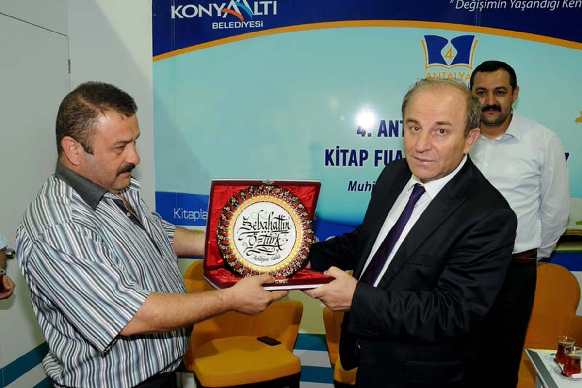 Vali Öztürk 4. Konyaaltı Kitap Fuarı\'nı Ziyaret Etti
