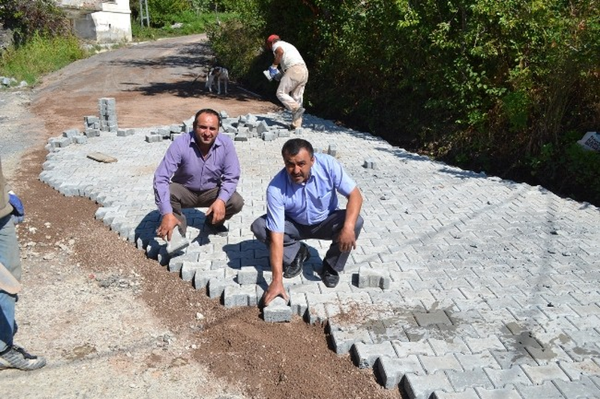 Alaplı\'da Köylü Devlet İşbirliği ile Parke Yol Çalışması