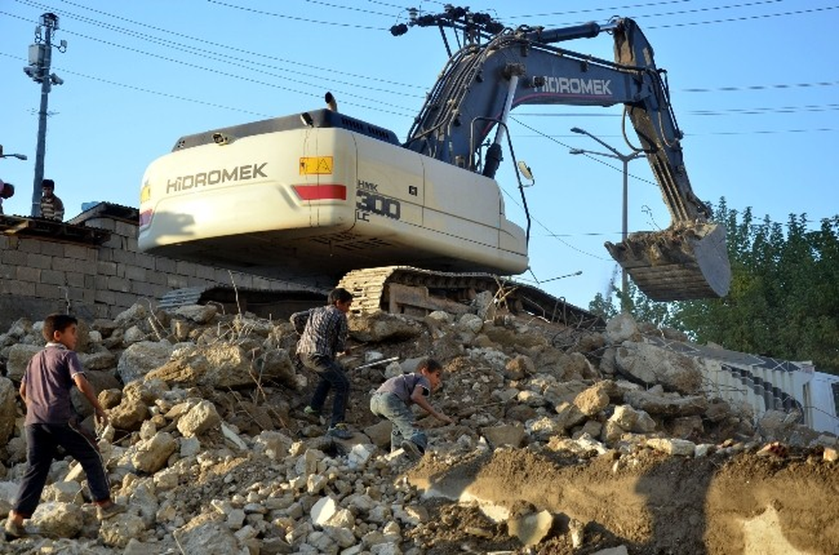 Banka Enkazından Okul Harçlıklarını Çıkarıyorlar