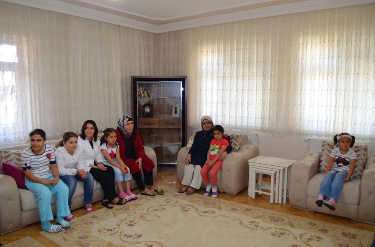 Bayan Şahin Çocuk Evlerini Ziyaret Etti