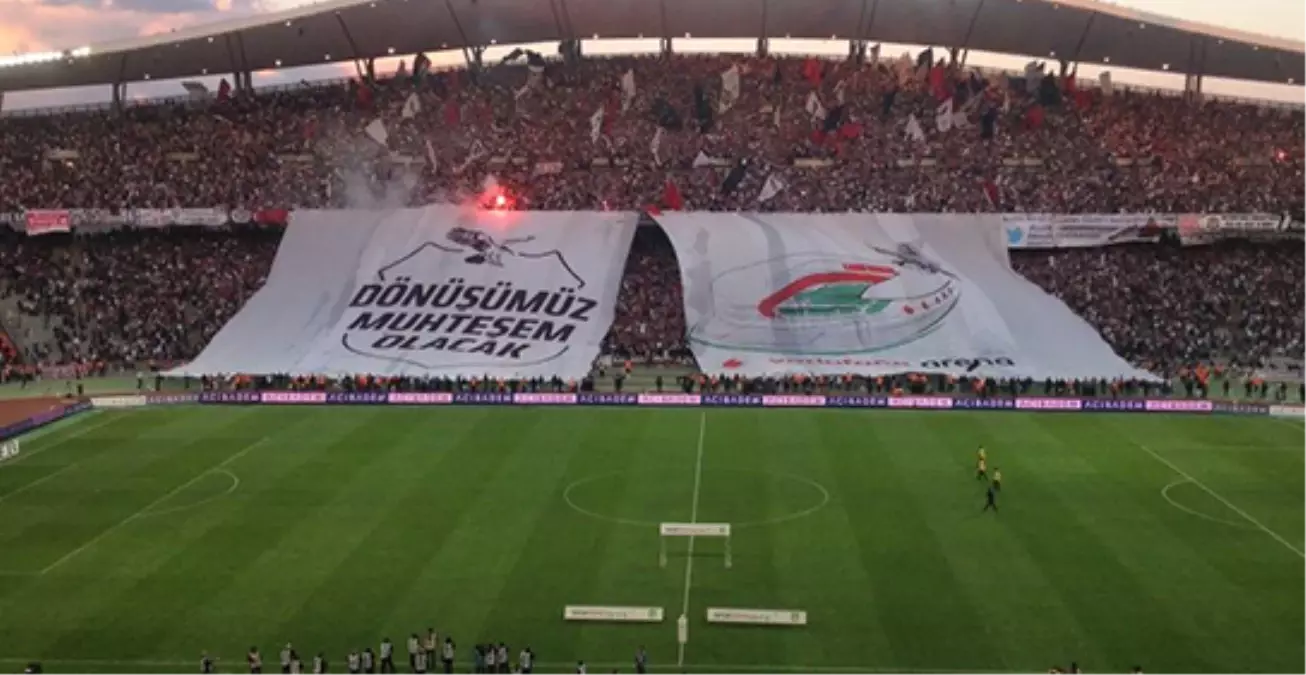 Beşiktaş Taraftarı Galatasaray Maçında Pankart Açtı