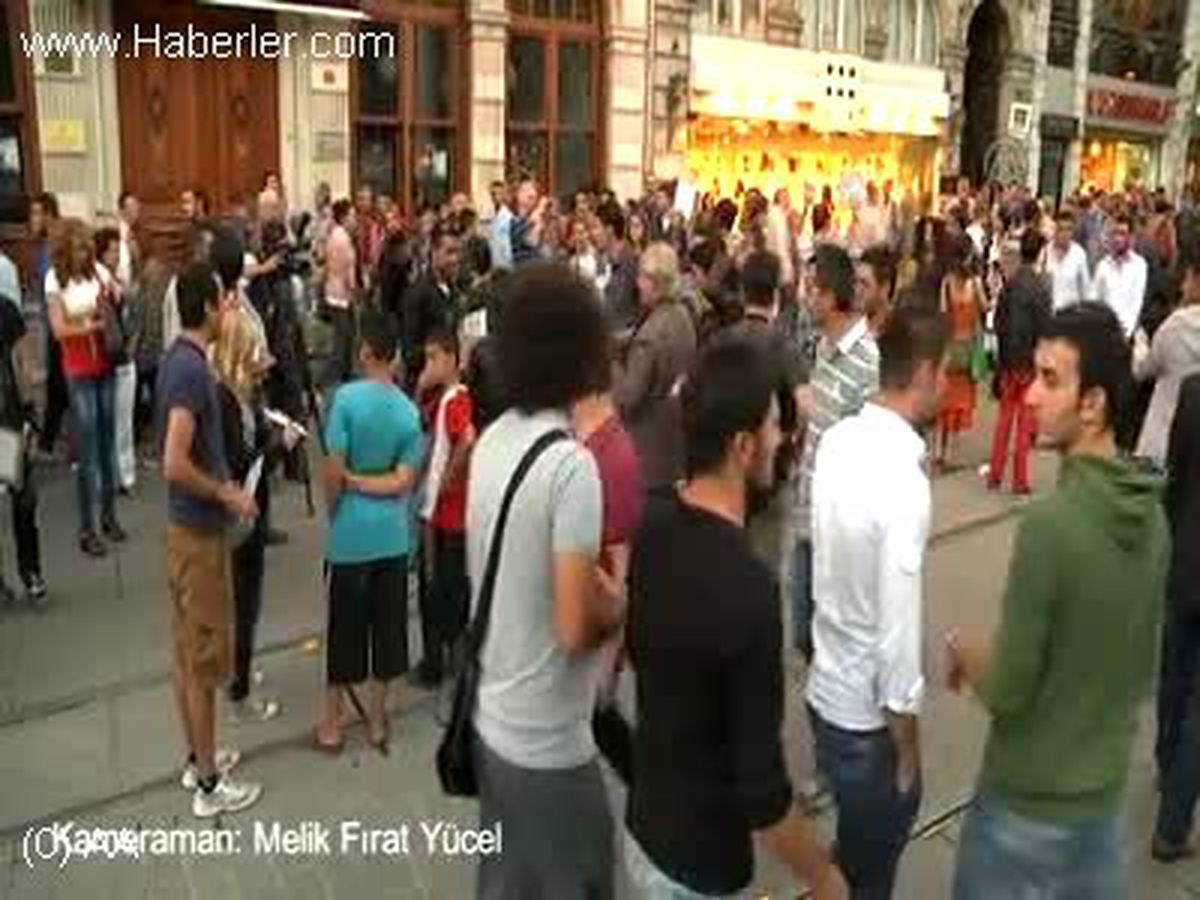 Beyoğlu\'nda "free hugs" etkinliği