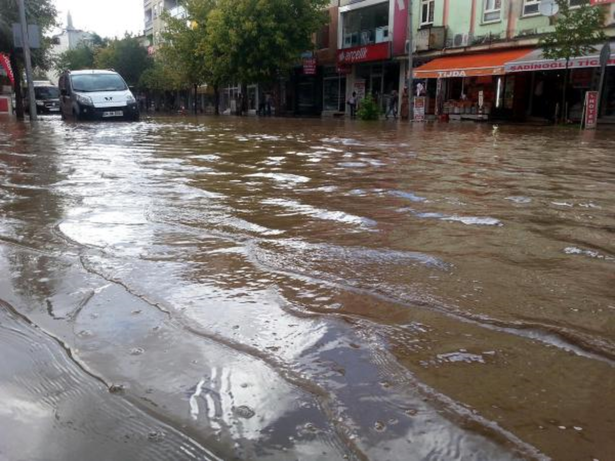 Bingöl\'de Yağmur Caddeyi Göle Çevirdi