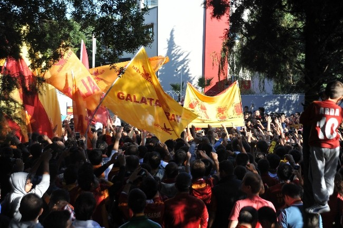 Galatasaray, Derbiye Coşkuyla Uğurlandı