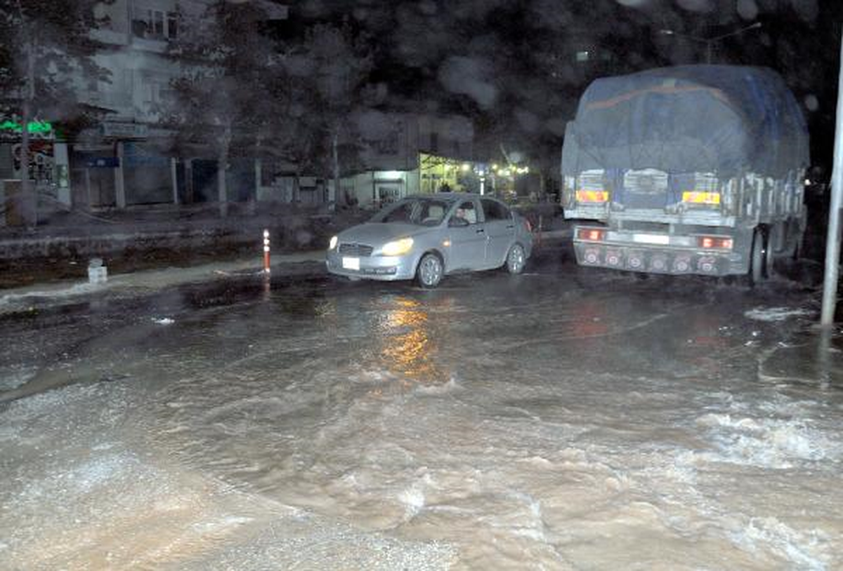 İslahiye\'de Su Borusu Patladı, Yollar Nehre Döndü