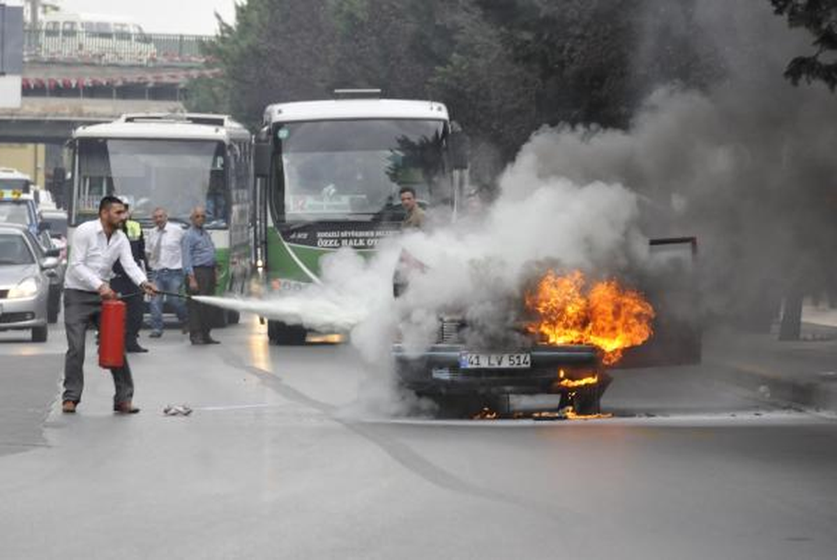 İzmit\'teki Otomobil Yangını Korkuttu