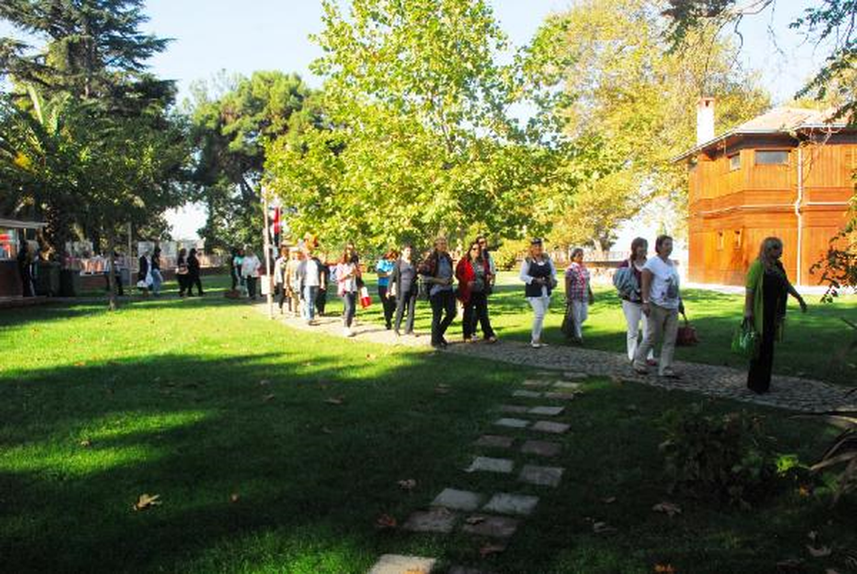 Kadın Muhtarlar Yürüyen Köşk\'te Buluştu