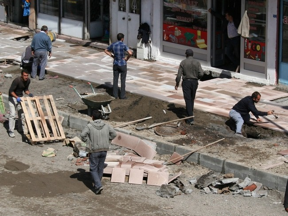 Kars Belediyesi Yağmura Rağmen Yol Yapıyor