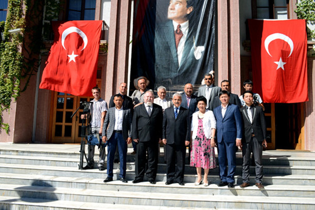 Kazakistan\'dan Gelen Basın Heyeti Vali Güvençer\'i Ziyaret Etti