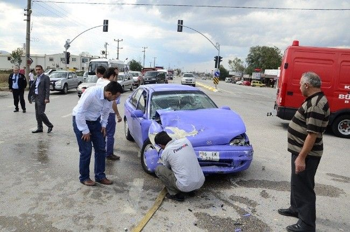 Kocaeli\'de Otomobil Panelvanla Çarpıştı: 12 Yaralı