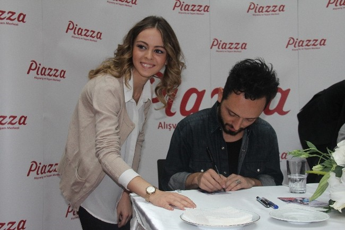 Mabel Matiz Piazza'da İmza Töreni Düzenledi