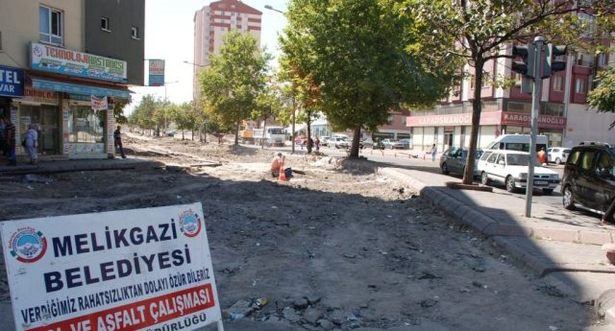 Necip Fazıl Caddesi\'nde Yol Düzenleme Çalışmaları Sürüyor
