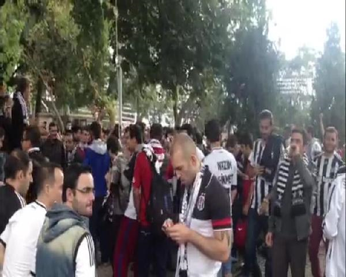 Siyah Beyazlı Taraftarlar, Beşiktaş\'ta Toplanıyor
