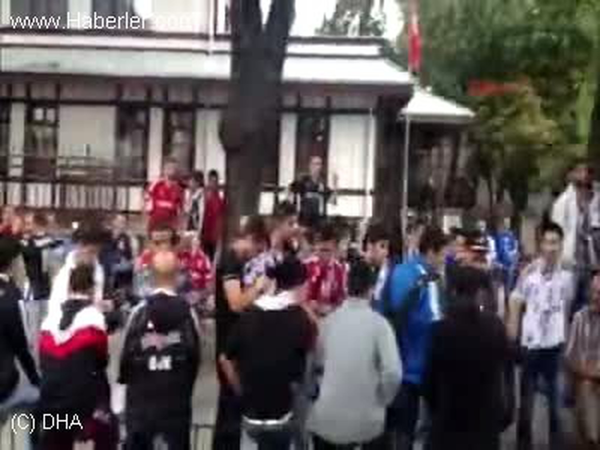 Siyah Beyazlı Taraftarlar, Beşiktaş\'ta Toplanıyor