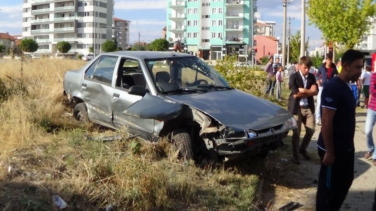Uşak\'ta Trafik Kazaları: 2 Ölü, 12 Yaralı
