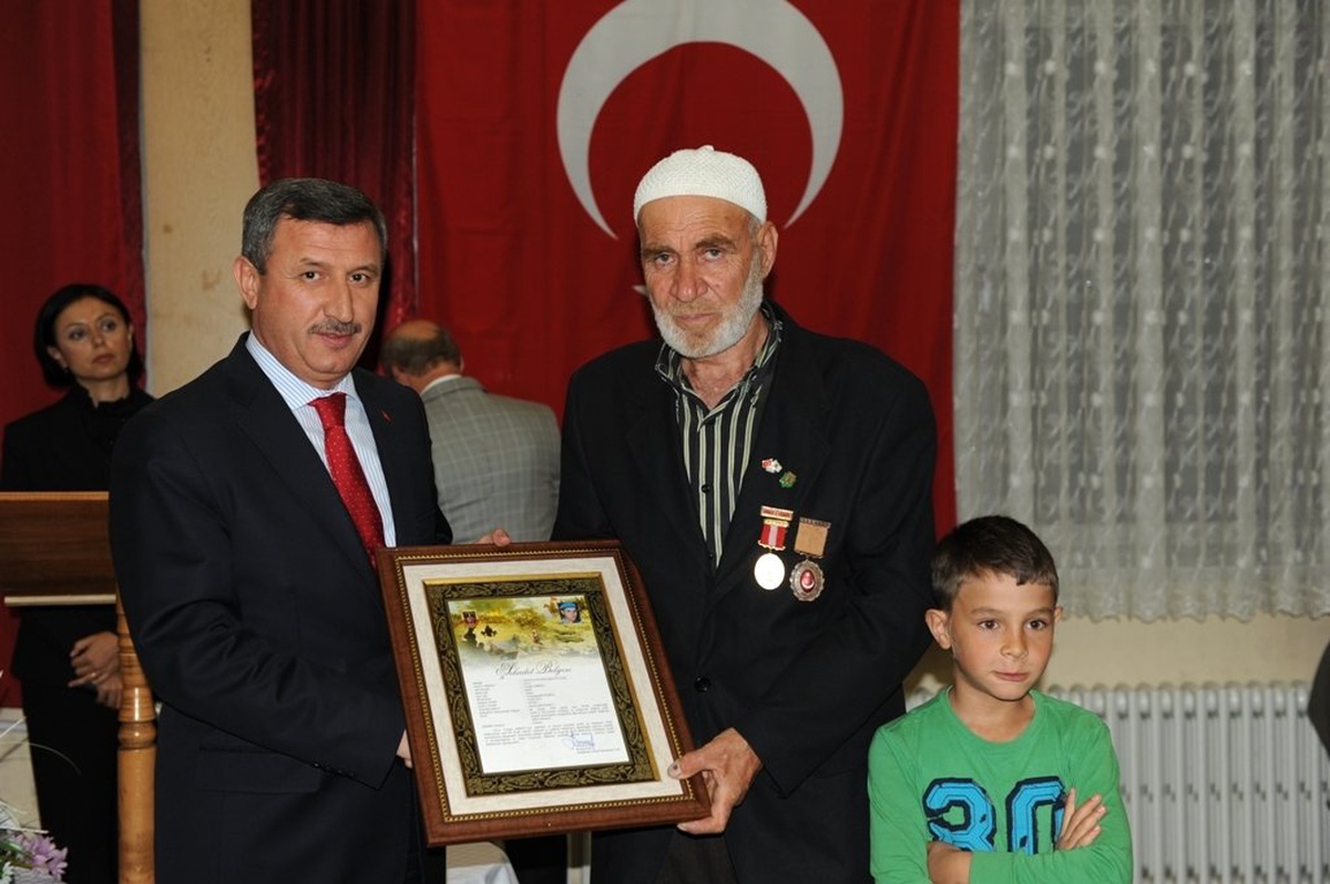 Vali Yılmaz Şehit Babası\'na Şehadet Belgesi Takdim Etti