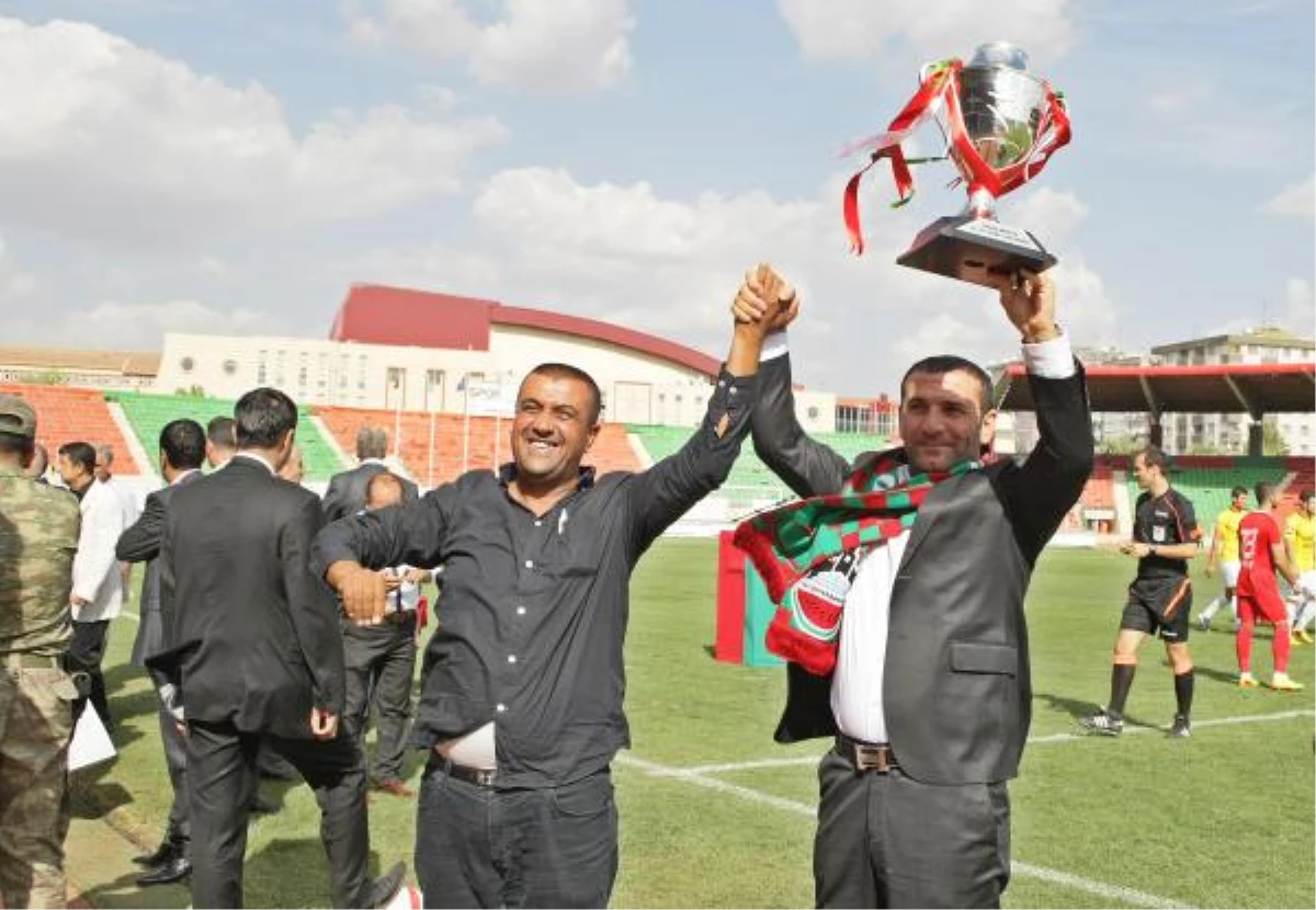 Yeni Diyarbakırspor Şampiyonluk Kupasını Aldı