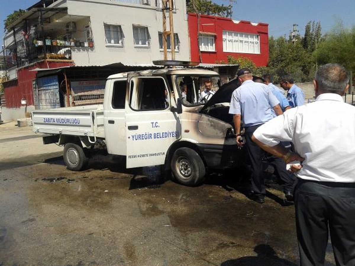 Zabıtalar, Yanan Kamyonetten Canlarını Zor Kurtardılar