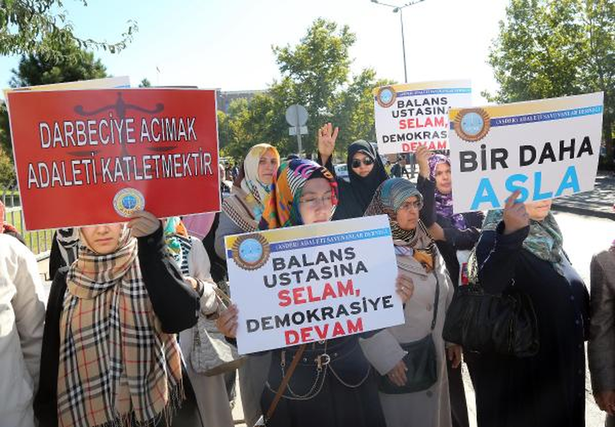 28 Şubat Duruşması Öncesi Adliye Önünde Protesto