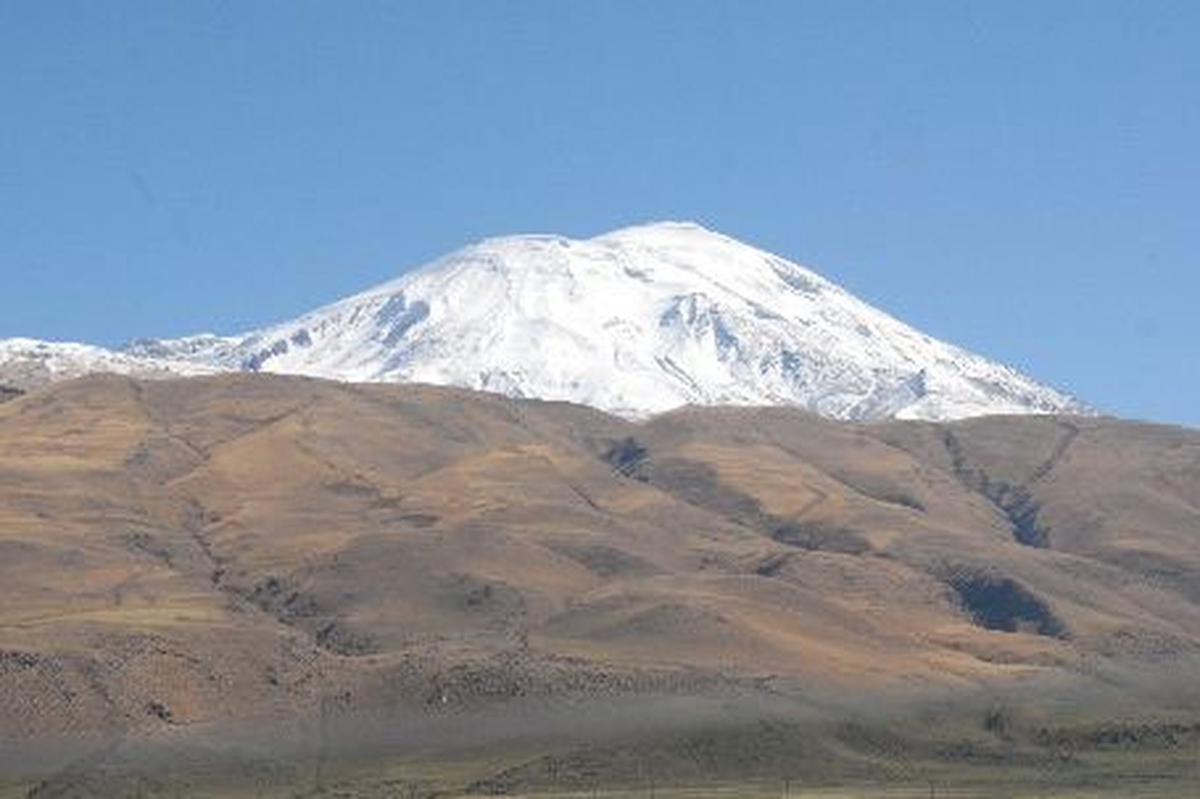 Ağrı Dağı\'na Mevsimin İlk Karı Yağdı