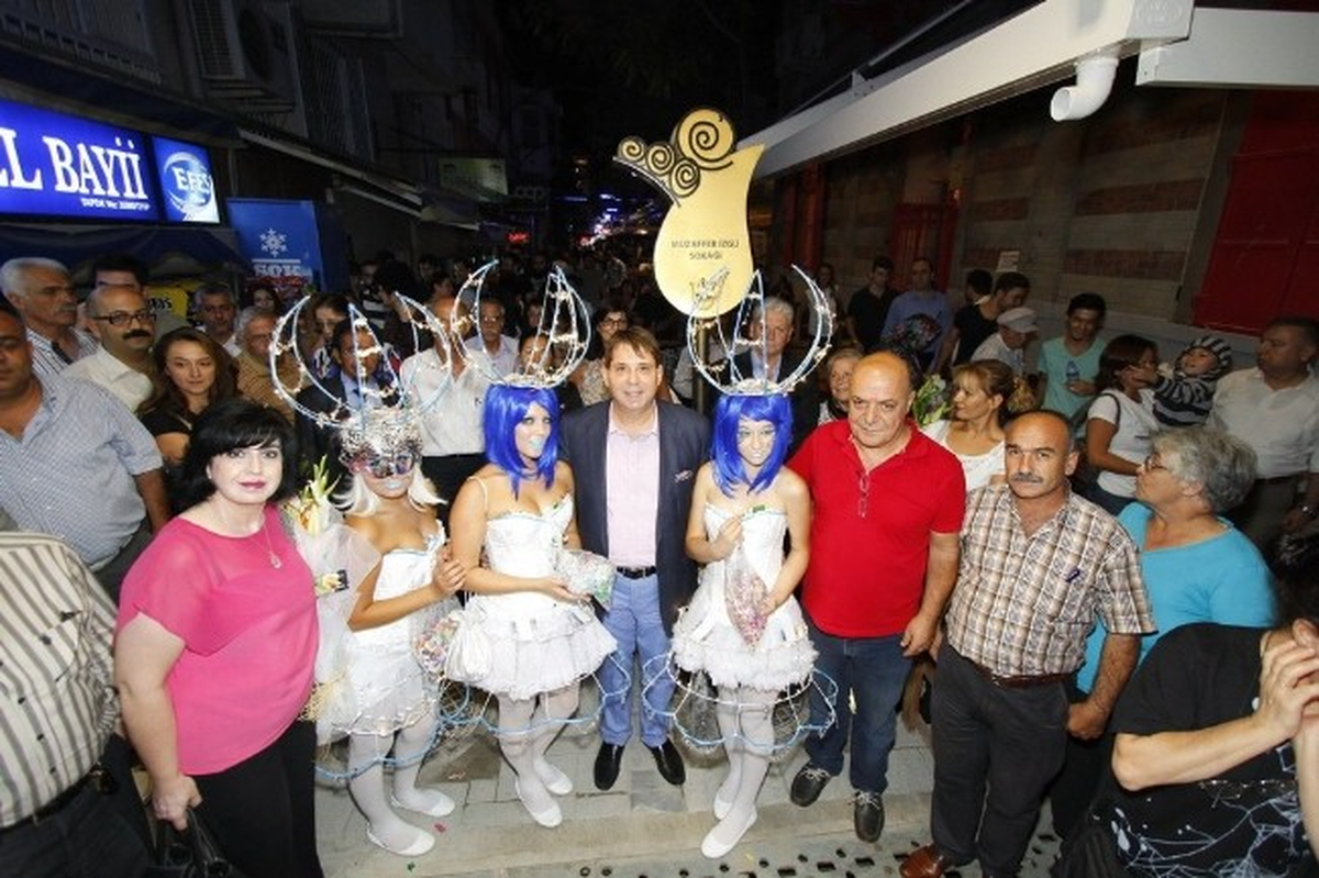 Alsancak Sokaklarına Şenlik Gibi Açılış