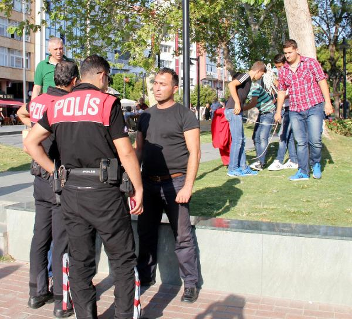 Antalya\'da Bir Kişi Atatürk Heykelini Yakmaya Kalkıştı