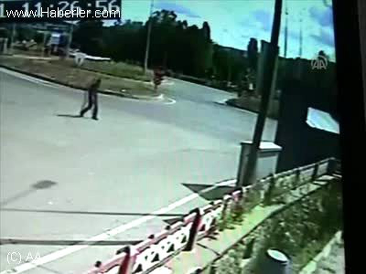 Bağış kutusu hırsızı, caminin kamerasına yakalandı BİLECİK