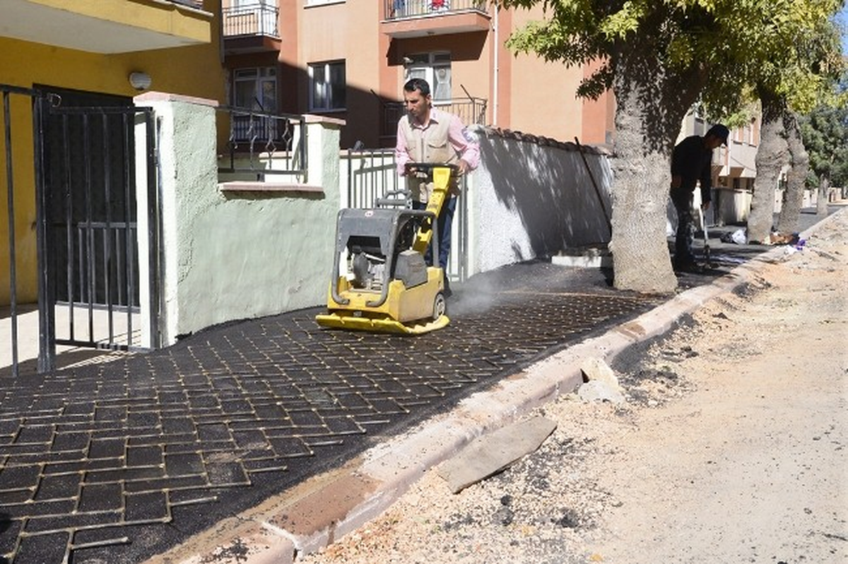 Bahçelievler\'de Yol Yapım ve Kaldırım Çalışmaları