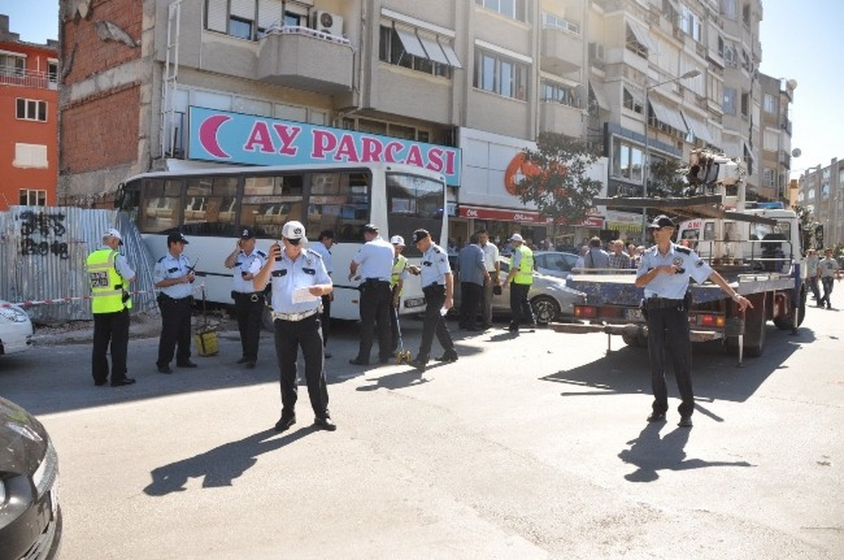 Balıkesir\'de Halk Otobüsünün Freni Boşaldı: 6 Yaralı