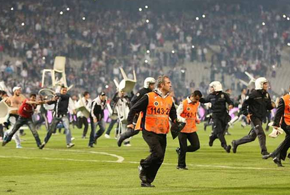 Beşiktaş Galatasaray Derbisinde Çıkan Olaylar