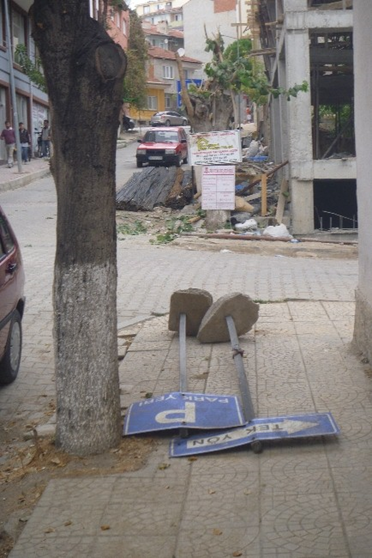 Bilecik\'te Sökülen Trafik Park ve Yön Levhaları Yerine Takılmıyor