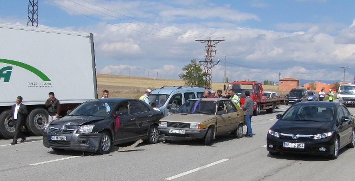 Düğün Konvoyunda Kaza: 3 Yaralı