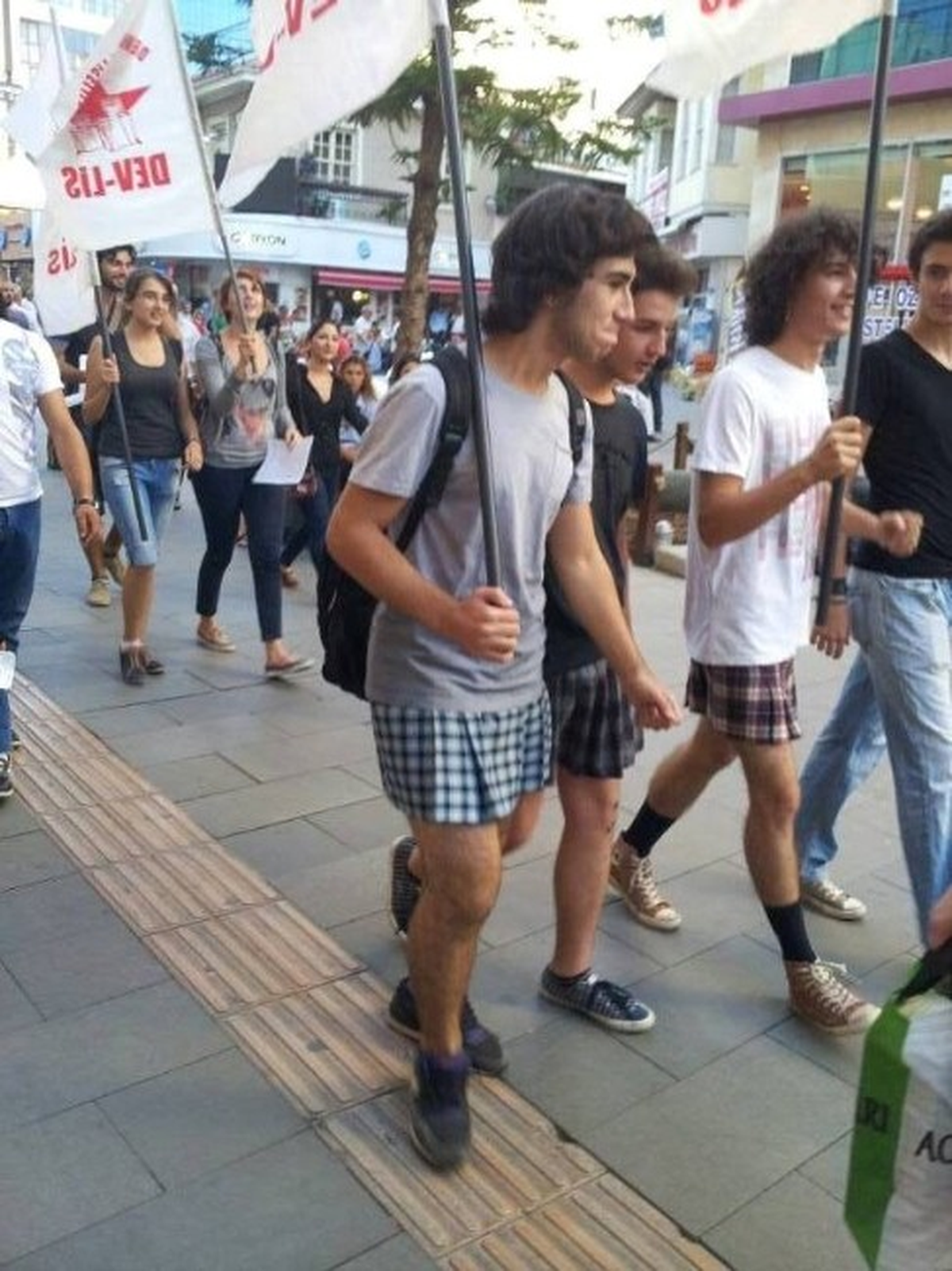 Erkek Öğrencilerden \'Diren Etek\' Eylemi