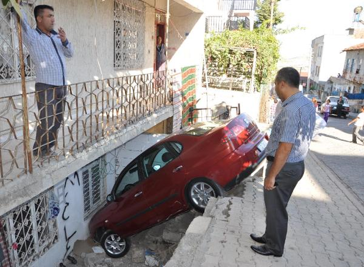 Gaza Basan Sürücü, Otomobiliyle Bodrum Katına Girdi